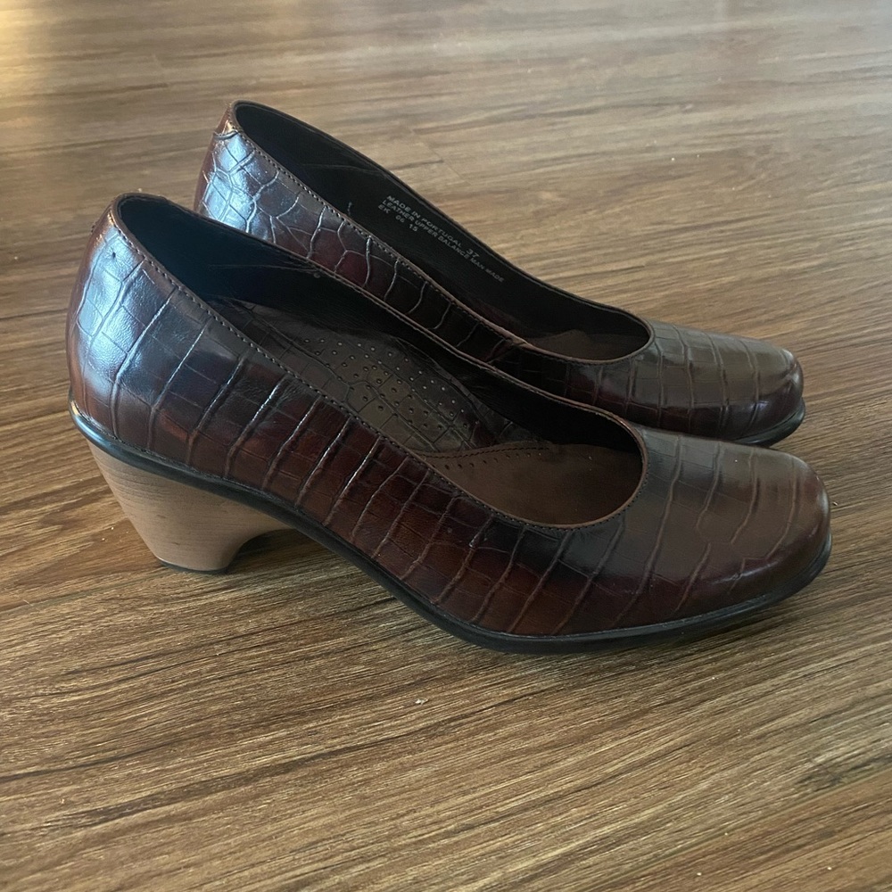 Dansko Remy croc-embossed leather pumps heels size 37 US 6.5-7
